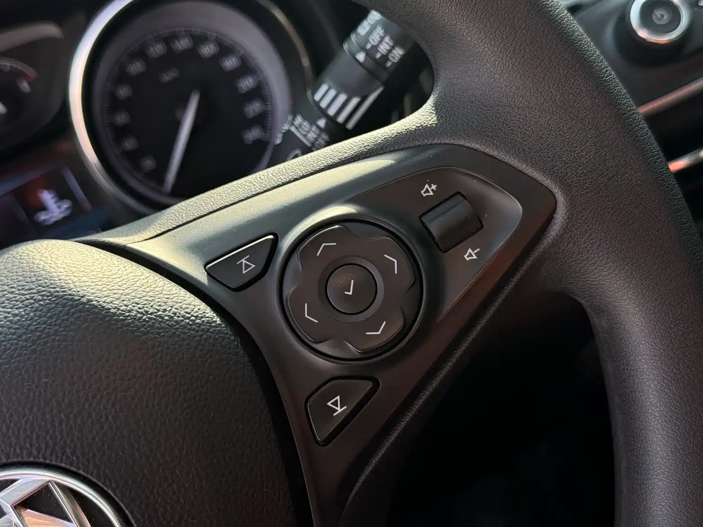 Buick Envision Plus 2020 20T FWD Leading фото 10