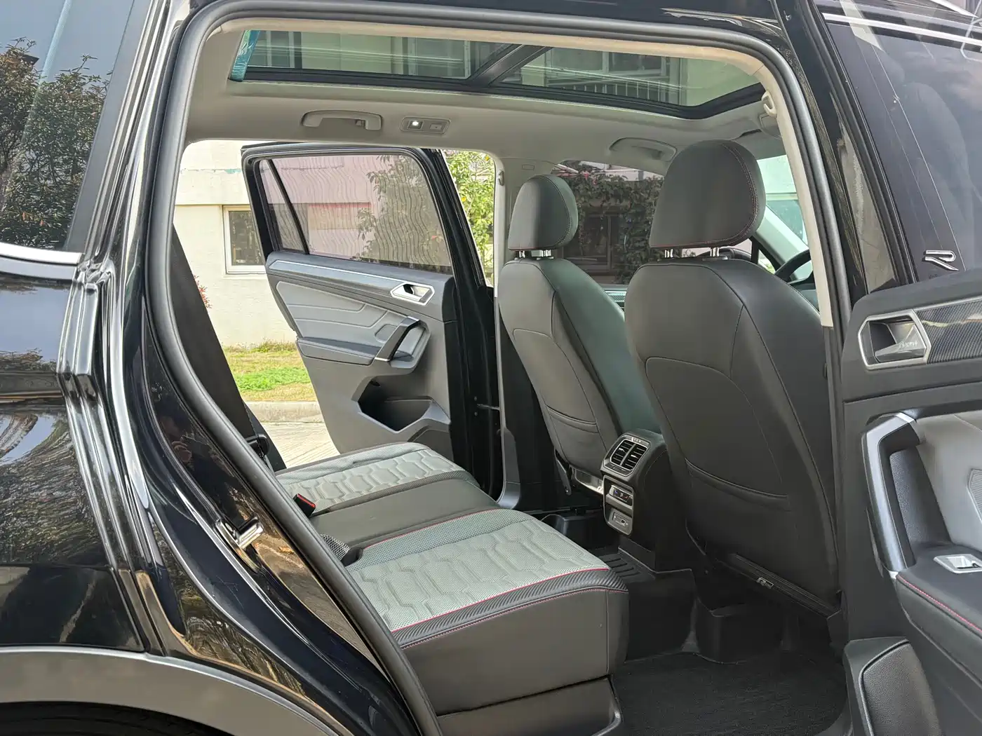 Volkswagen Tiguan L 2022 330TSI Auto 2WD R-Line Premium Edition фото 9