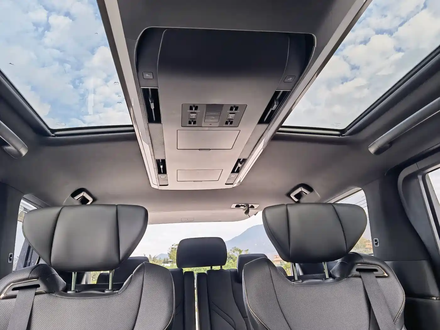 Toyota Alphard 2025 Hybrid 2.5L Prestige Gold Edition фото 9