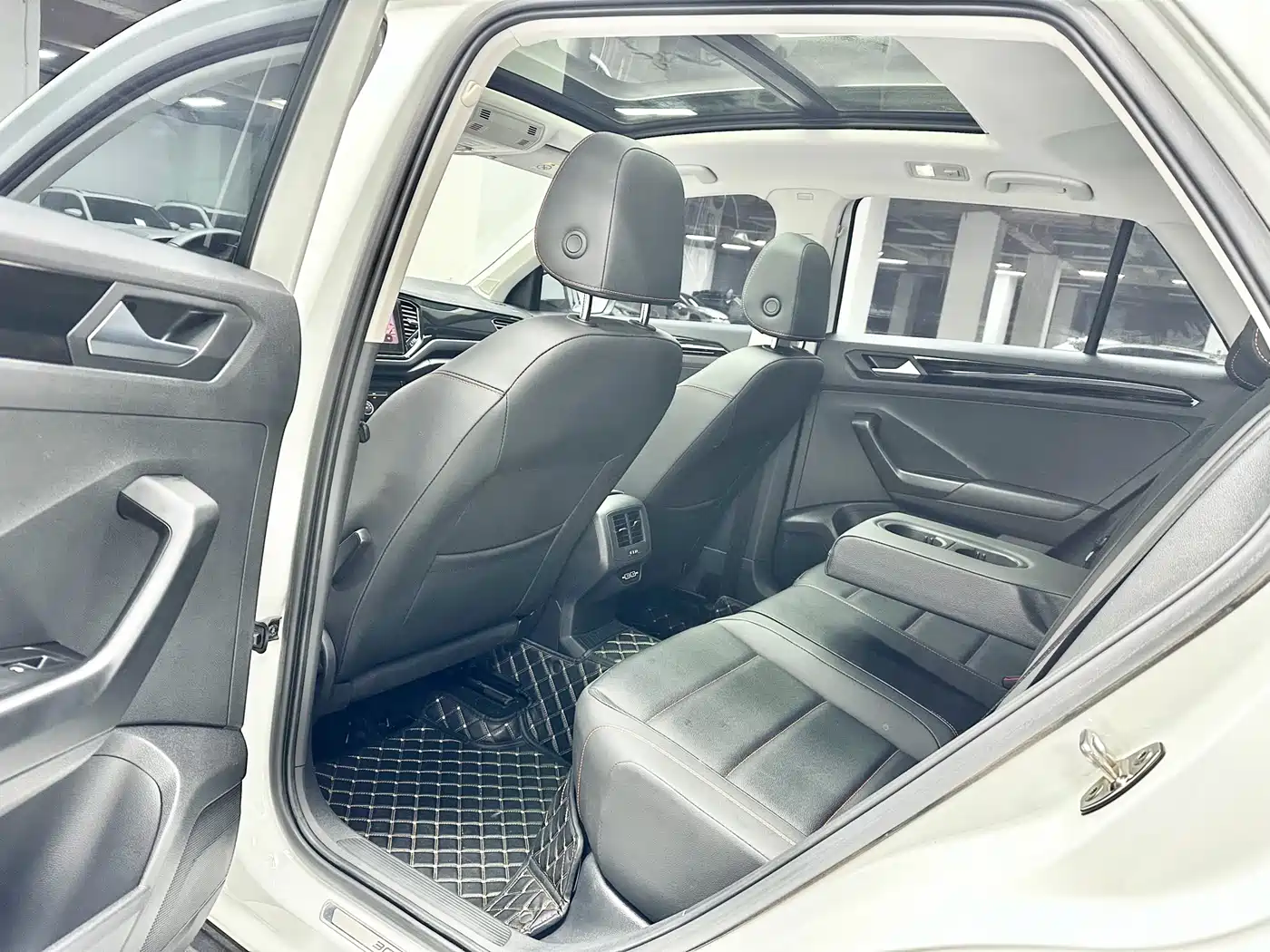Volkswagen T-ROC 2021 280TSI DSG 2WD Comfort Smart Connect 30th Anniversary Edition фото 8