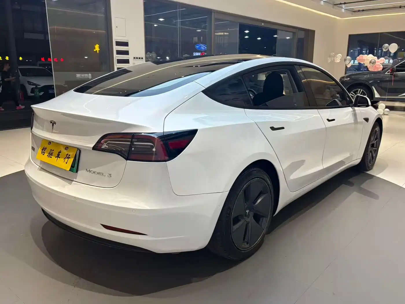 TESLA MODEL 3