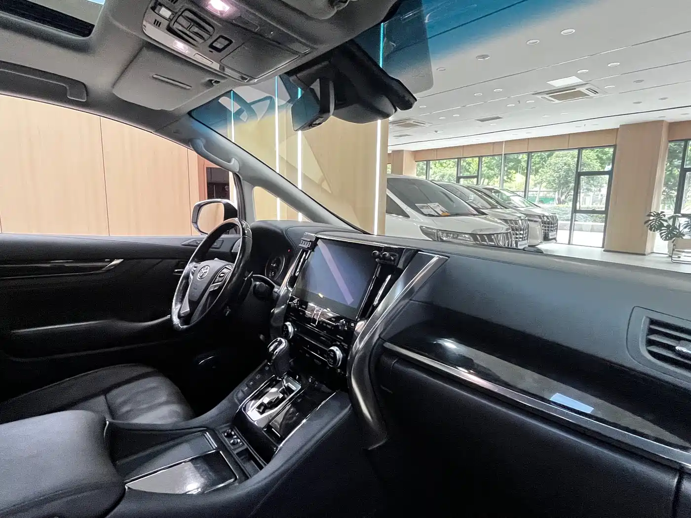 Toyota Vellfire 2021 Crown Hybrid 2.5L HV Luxury Edition фото 7