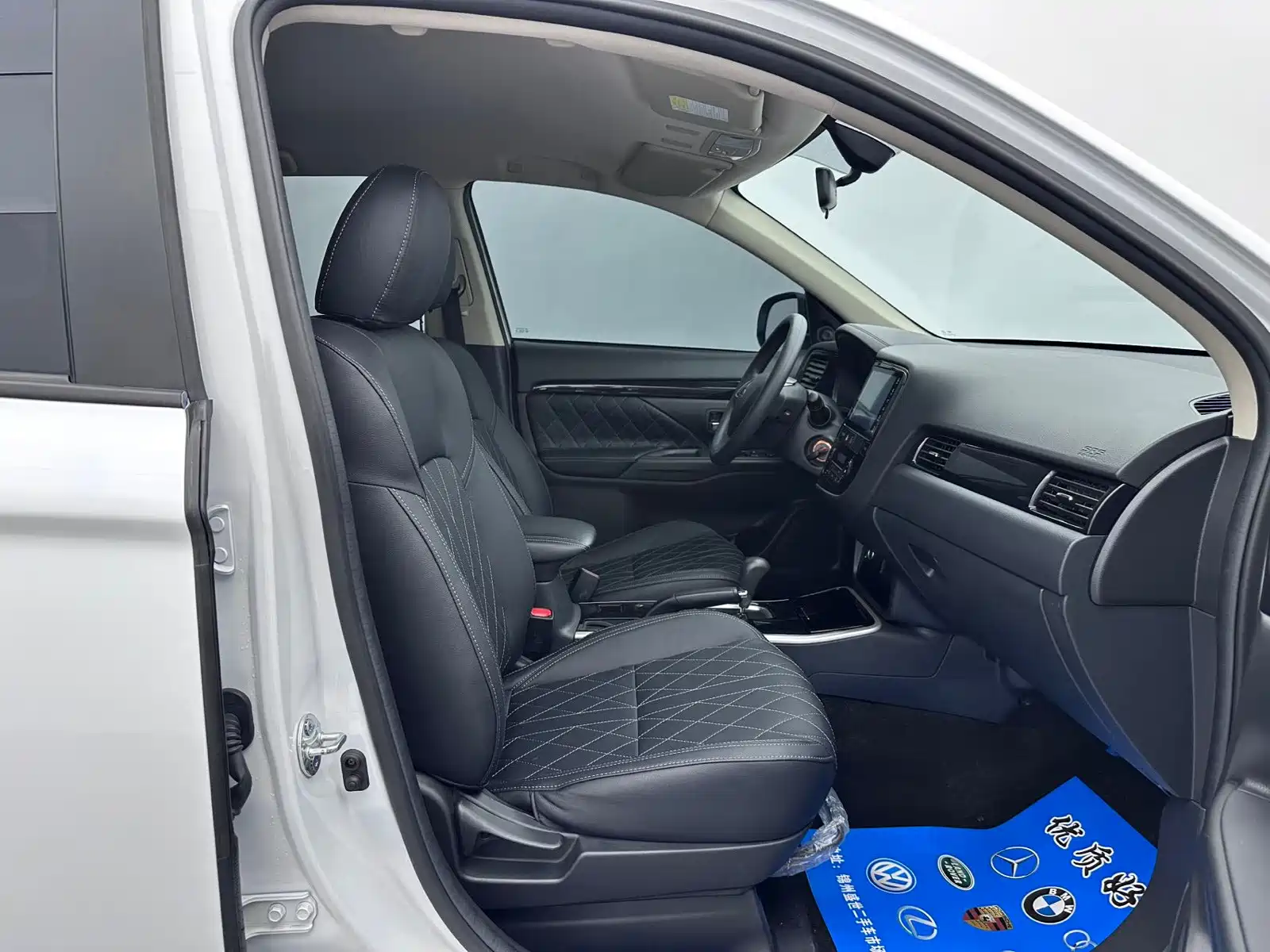 Photo 12 - Mitsubishi Outlander