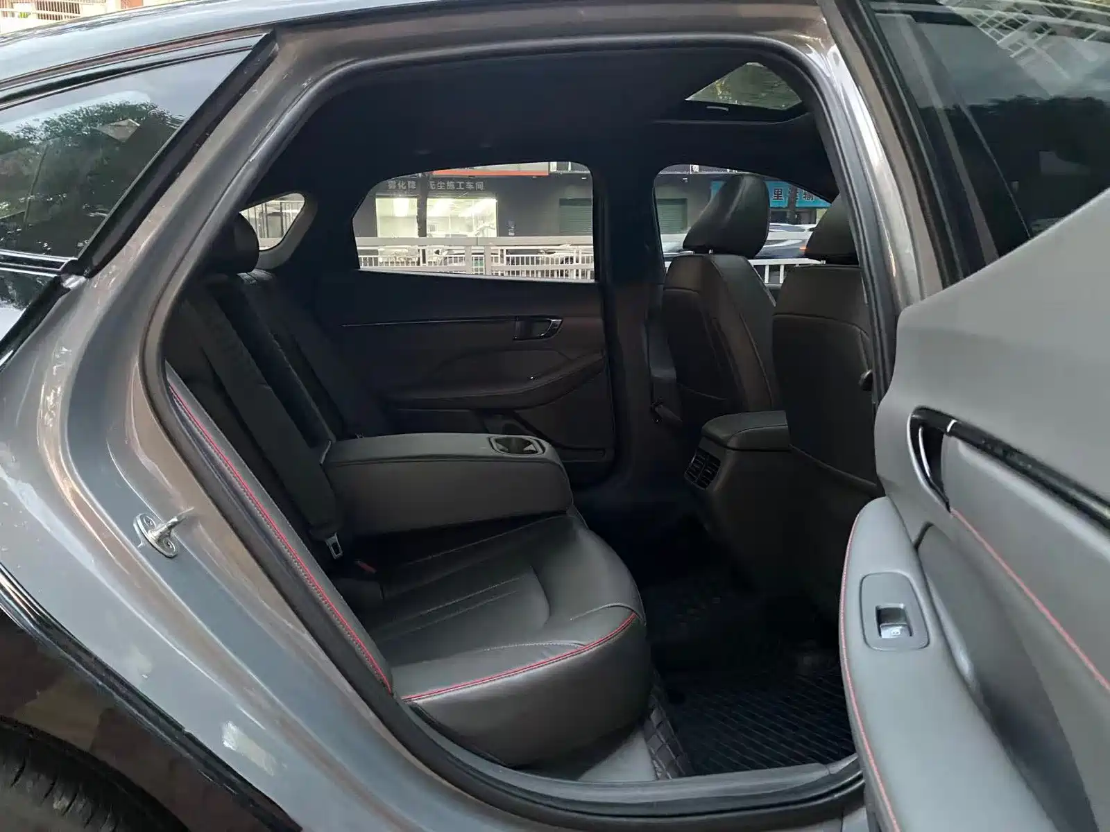 Photo 12 - Hyundai Sonata