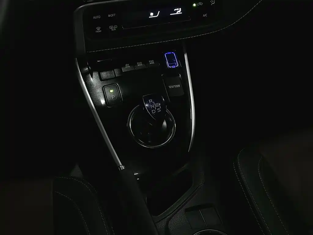 Toyota Corolla 2018 Hybrid 1.8L E-CVT Smart Edition фото 13