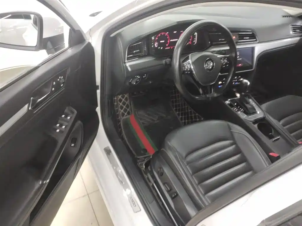 Volkswagen Lamando 2021 280TSI DSG Luxury Phantom Edition фото 16