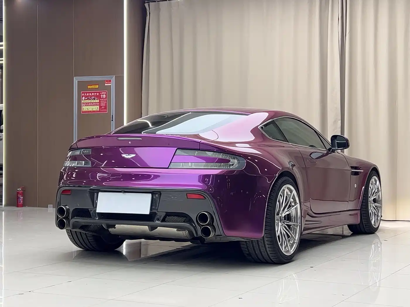 Aston Martin V8 Vantage 2011 4.7L Sportshift Coupe фото 9