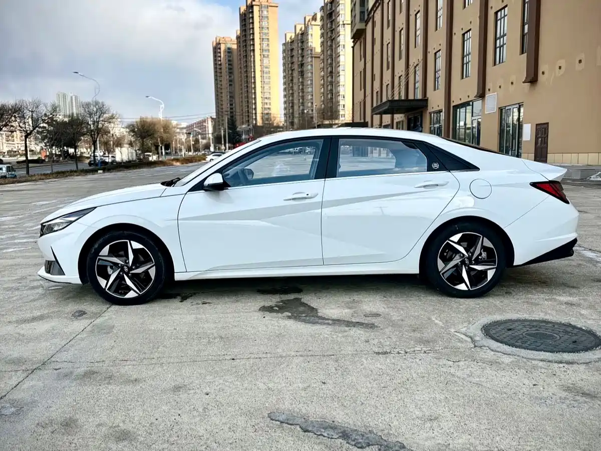 HYUNDAI ELANTRA