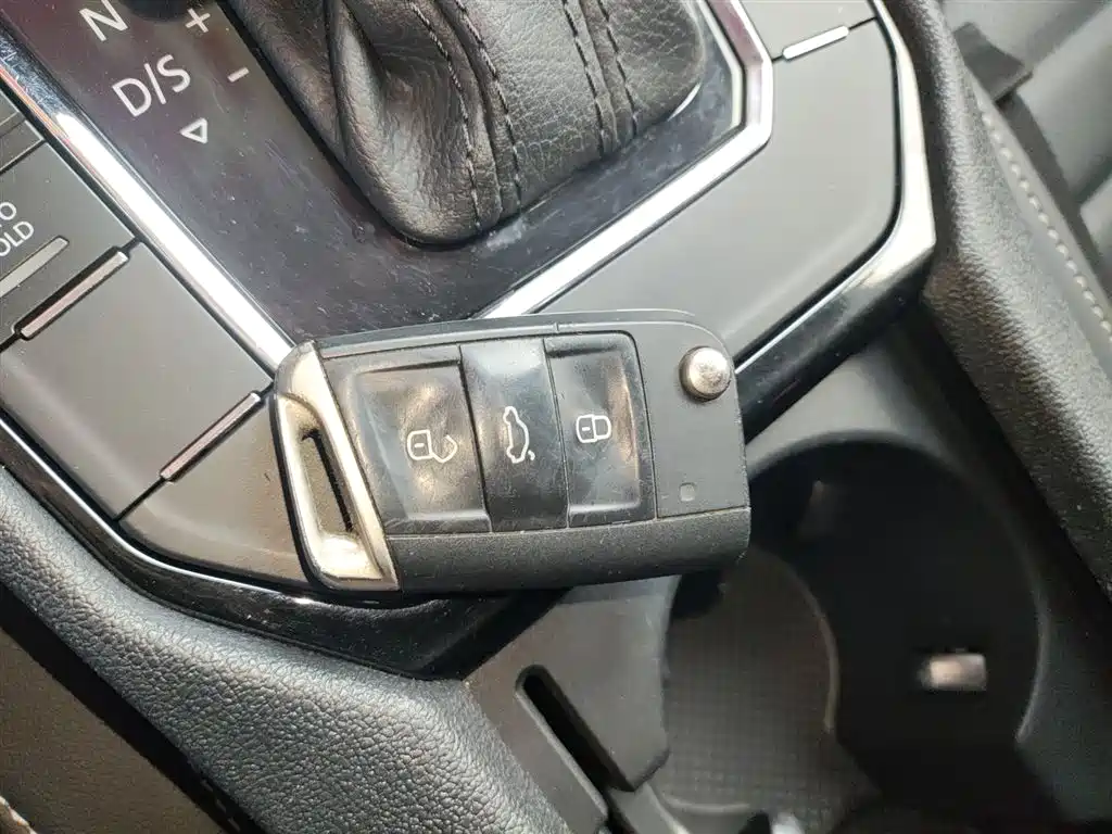 VOLKSWAGEN LINGDU