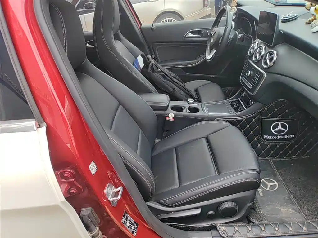 Mercedes-Benz GLA 2018 GLA 200 Dynamic фото 25