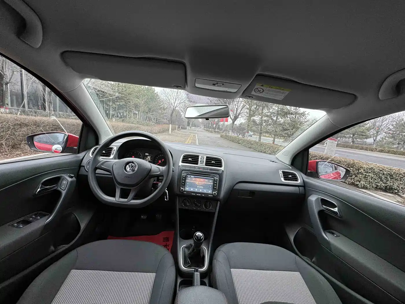 Volkswagen Polo 2014 1.4L Manual Trend Edition фото 9