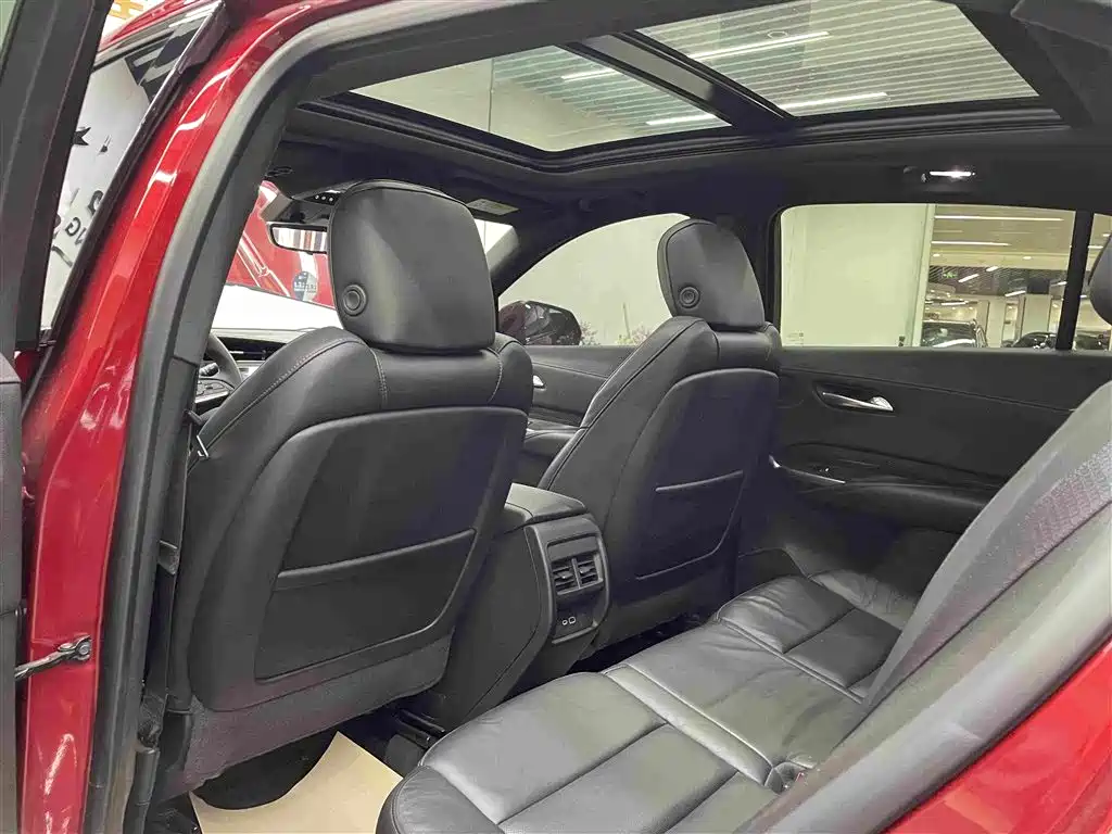 Фото 13 - Cadillac XT4