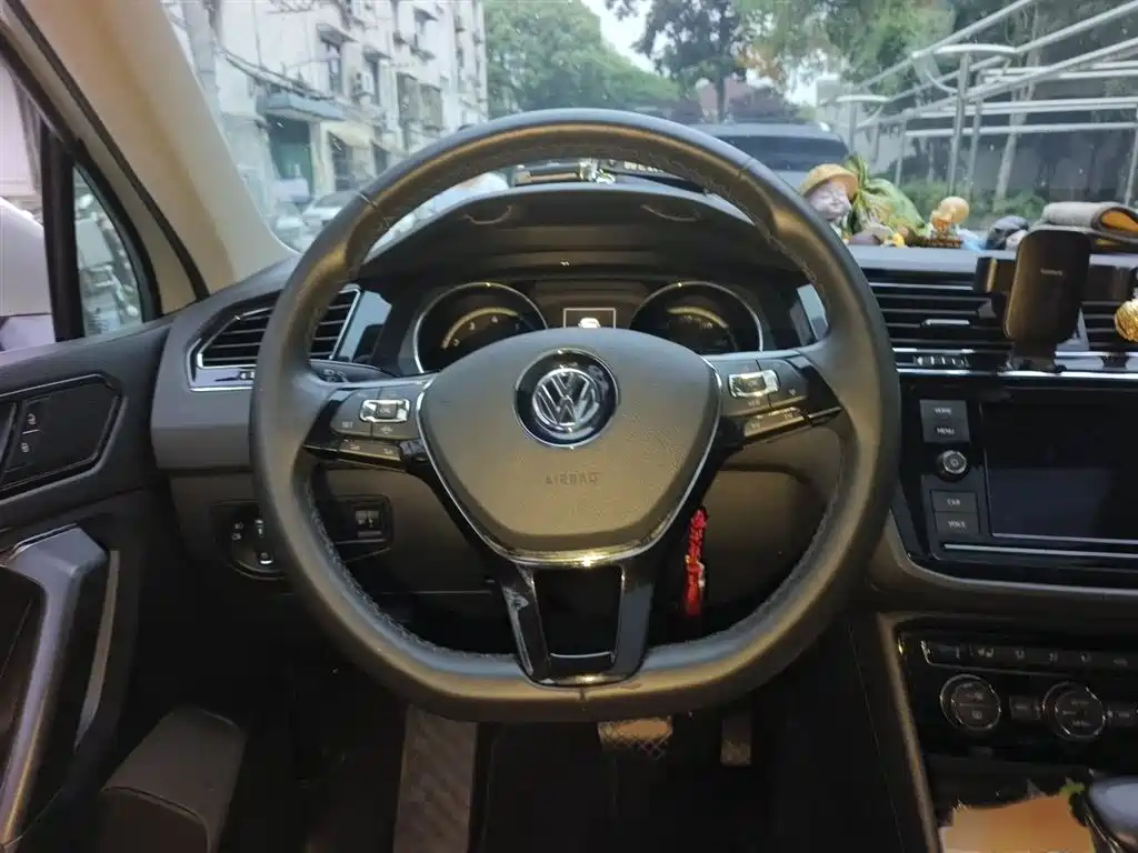 Volkswagen Tiguan L 2018 Facelift 330TSI Automatic 2WD Luxury Edition фото 3