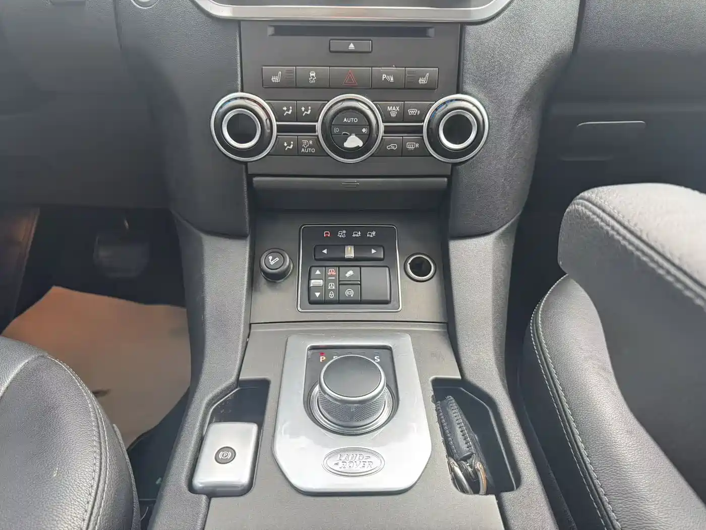 Land Rover Discovery 2016 3.0 SC Gloss Black Collector's Edition HSE фото 11