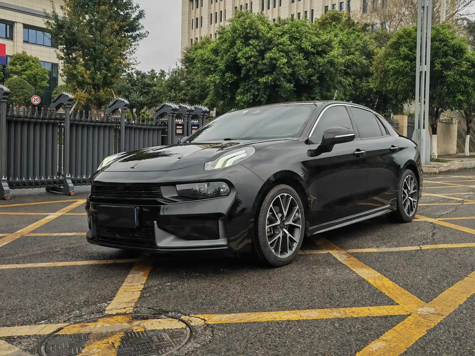 Фото 1 - Lynk & Co 03