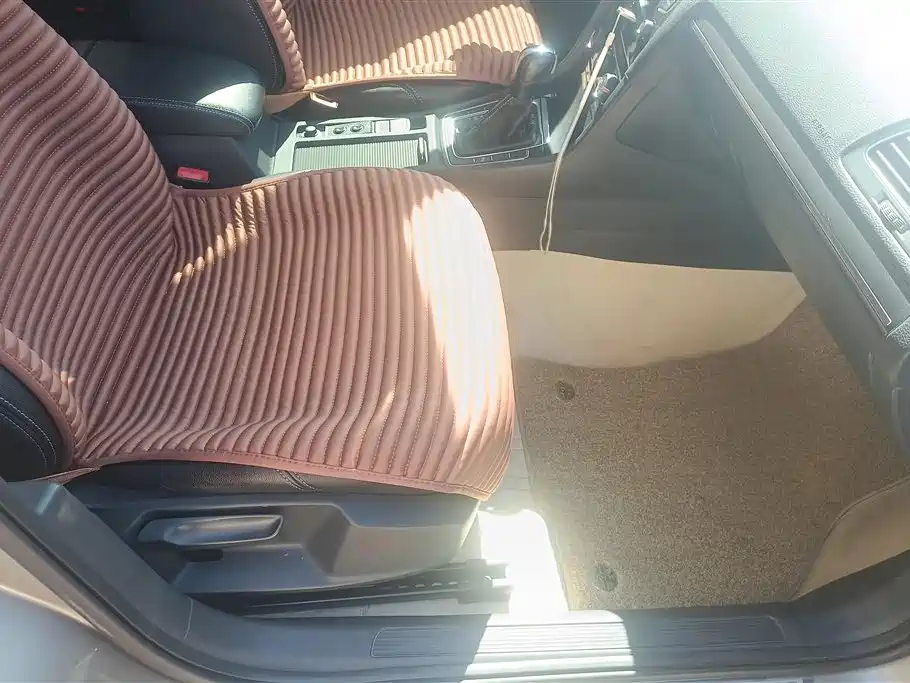Volkswagen Golf 2017 1.6L Auto Comfort Millionth Edition фото 8