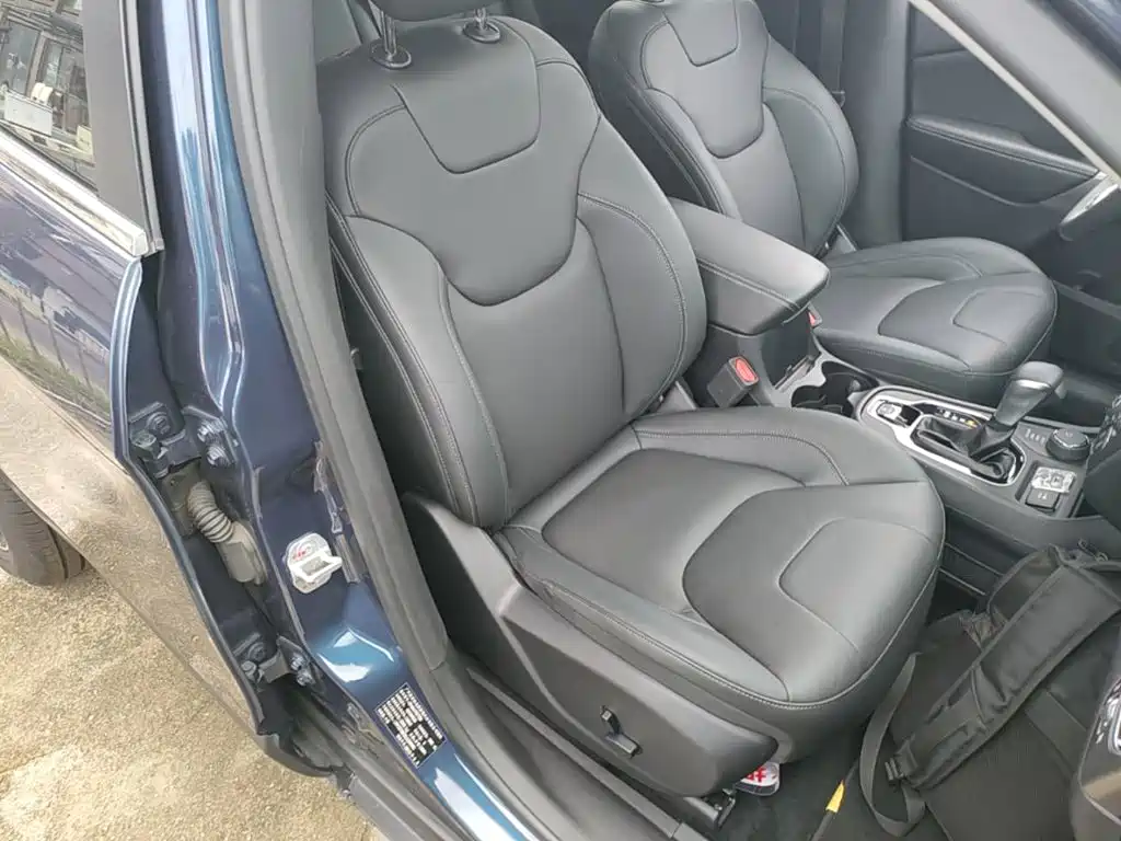 Jeep Cherokee 2019 2019 2.0T 4WD Exploration Edition + Autonomous Driving Package China VI