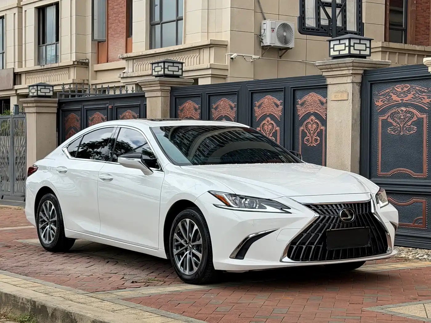 Lexus ES 2023 200 Excellence Edition фото 3