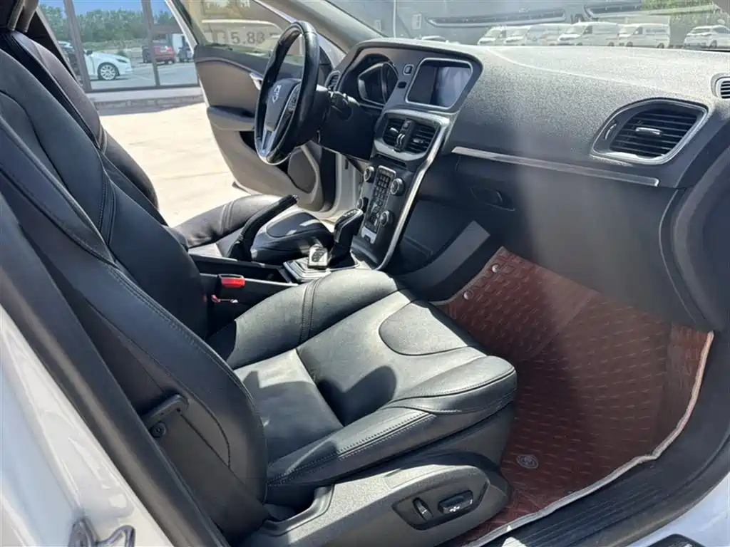 Фото 12 - Volvo V40
