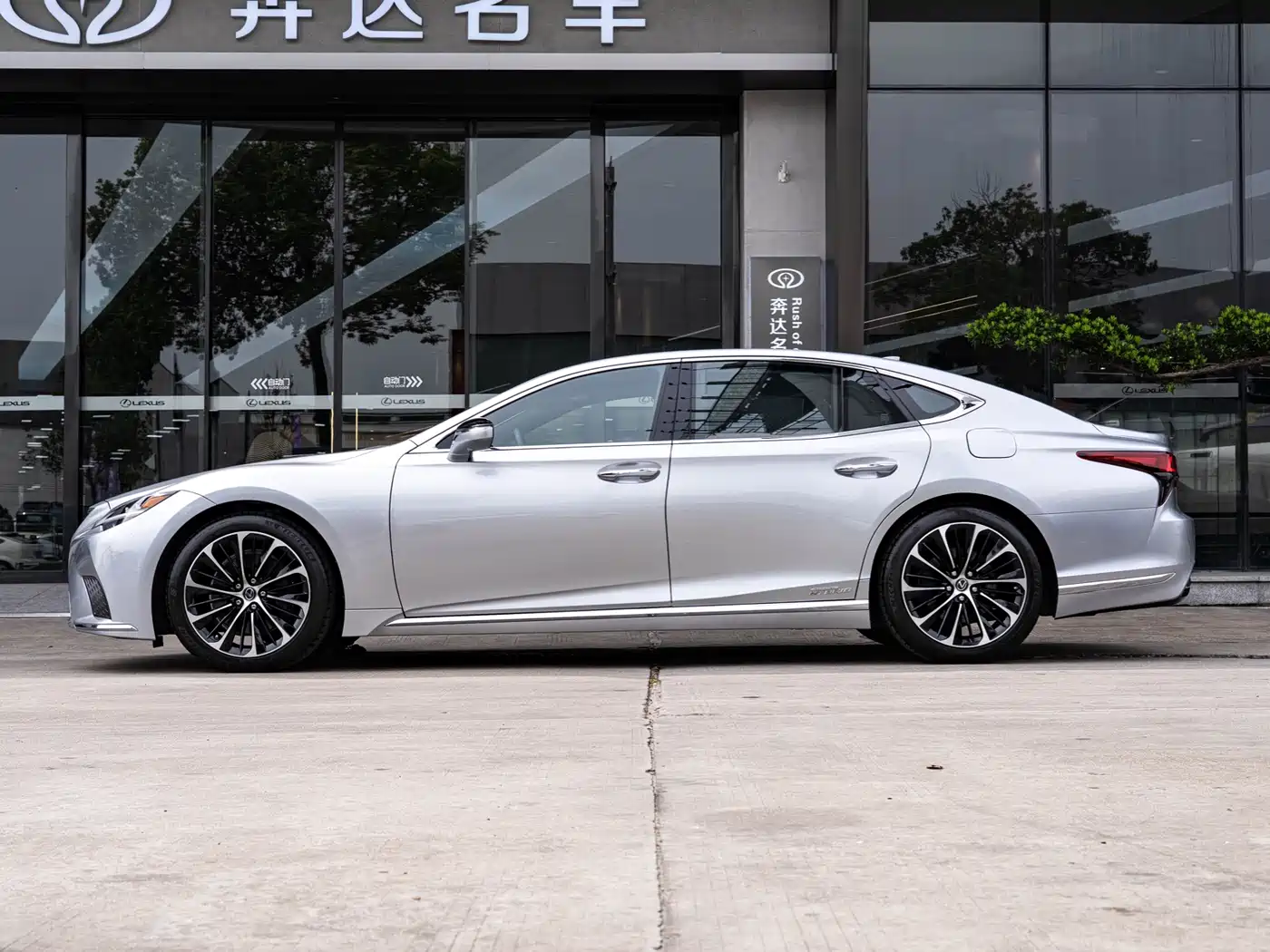 Lexus LS 2021 500h Executive Edition фото 4