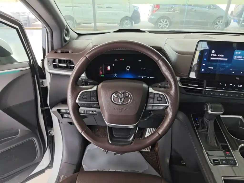 Фото 11 - Toyota Sienna