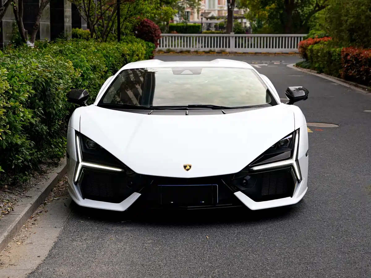 LAMBORGHINI REVUELTO