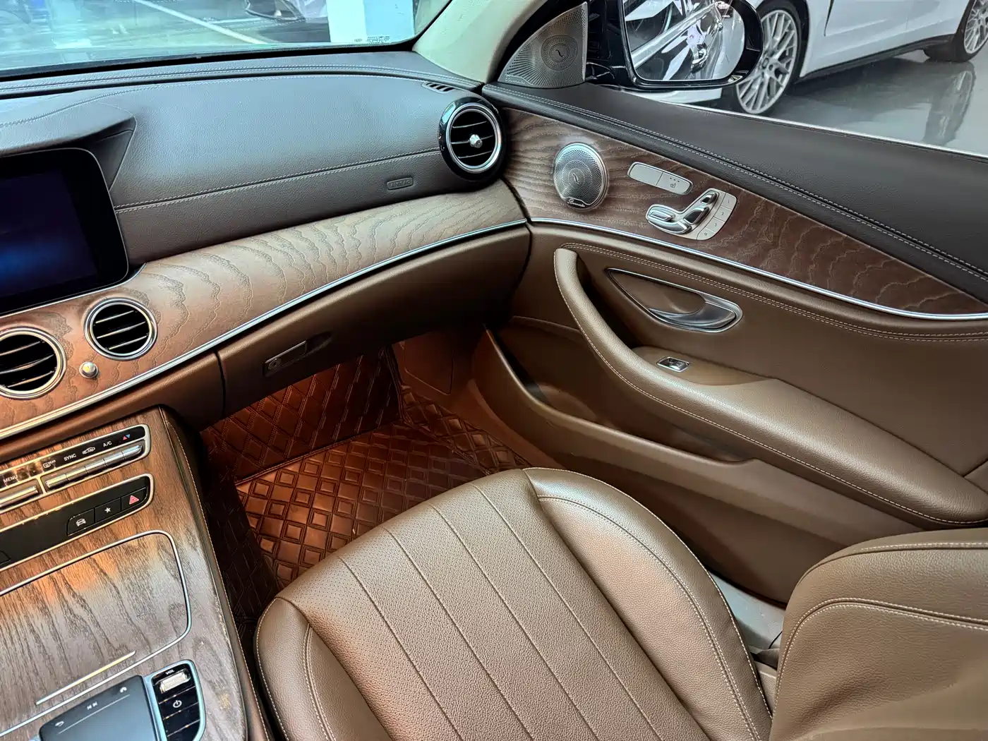 Mercedes-Benz E-Class 2020 E 300 L Fashion фото 8