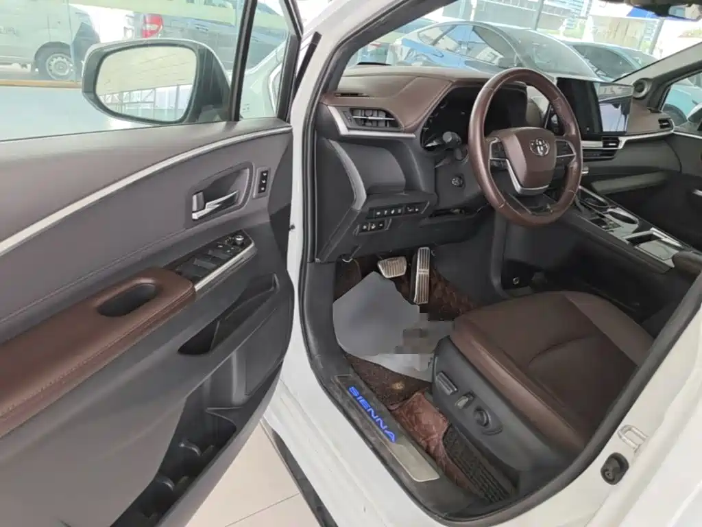 Фото 16 - Toyota Sienna