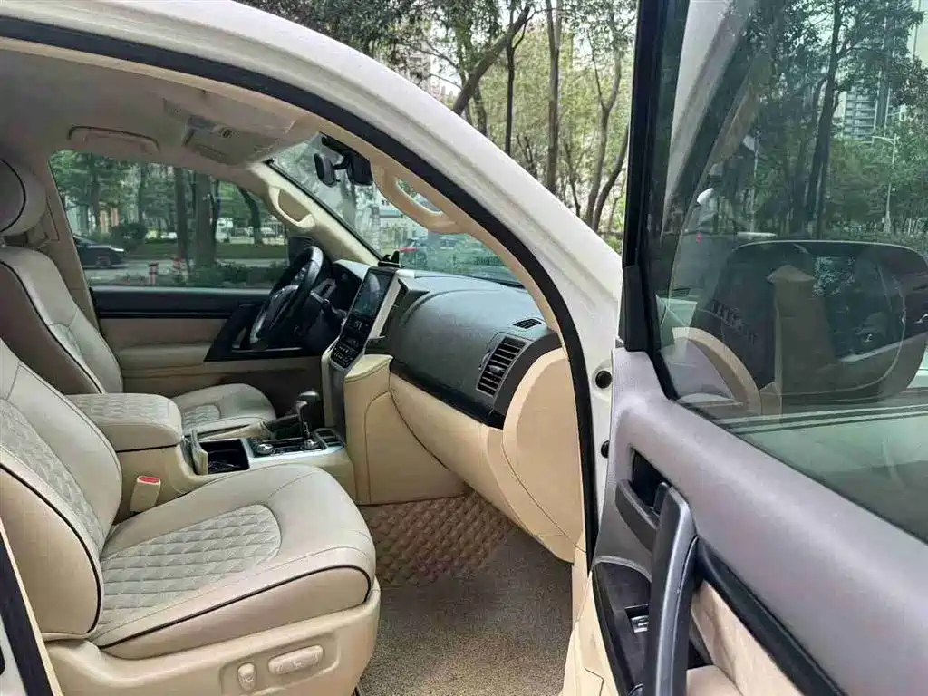 Toyota Land Cruiser (Import) 2015 4.0L V6 Middle East Low Configuration Edition фото 8