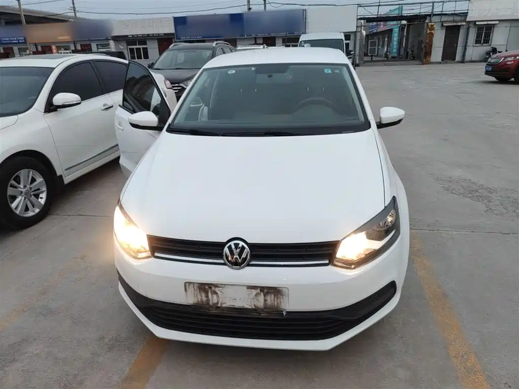 Volkswagen Polo 2016 1.4L Automatic Trend фото 3