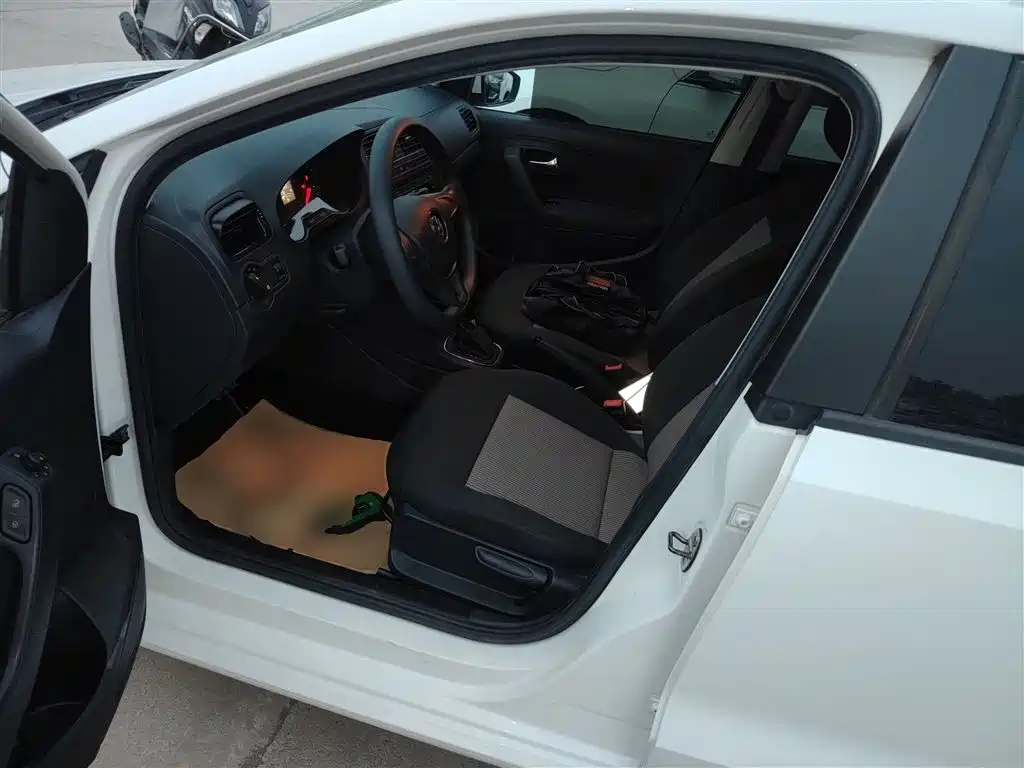 Volkswagen Polo 2016 1.4L Automatic Trend фото 11