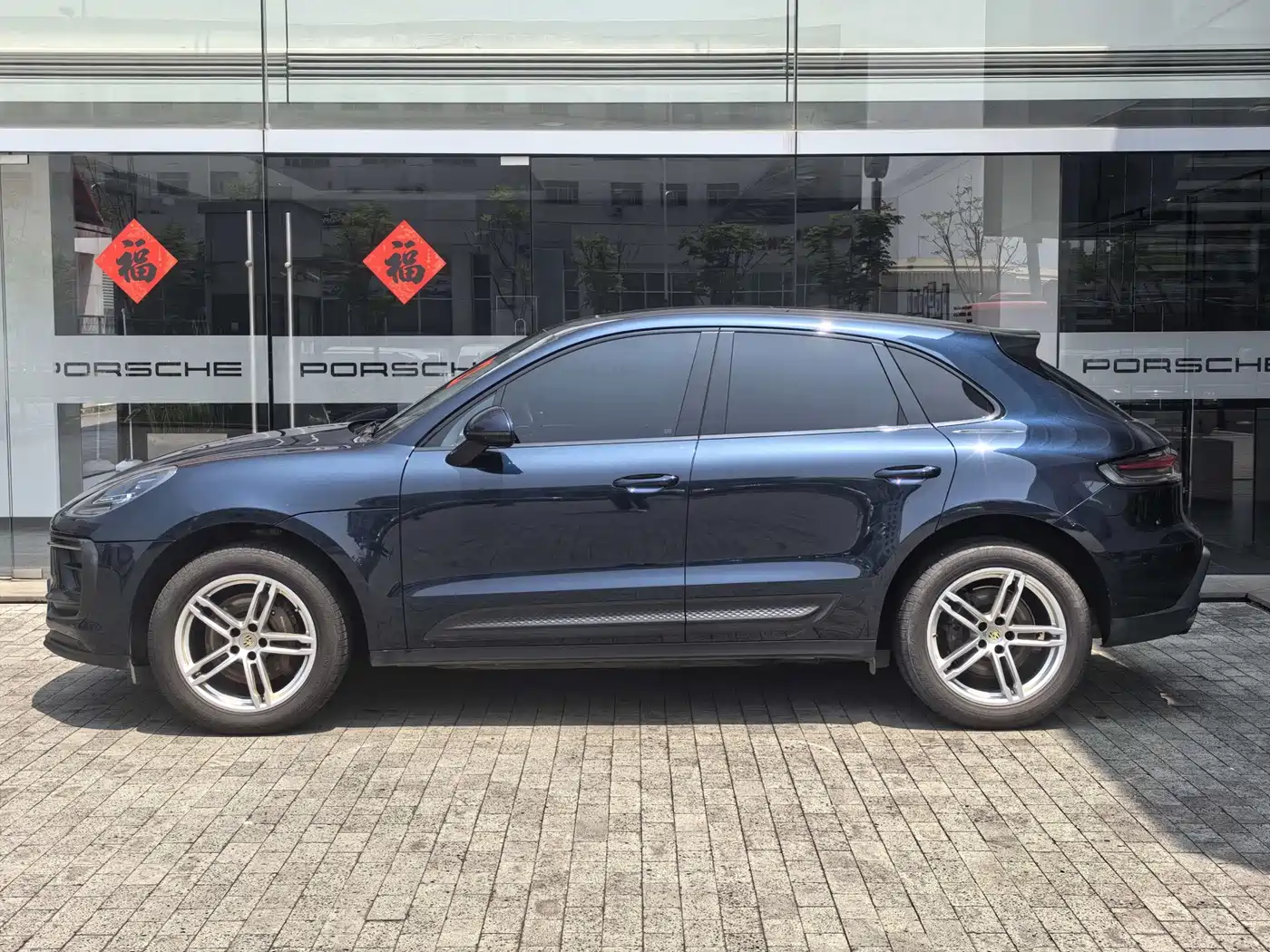 PORSCHE MACAN
