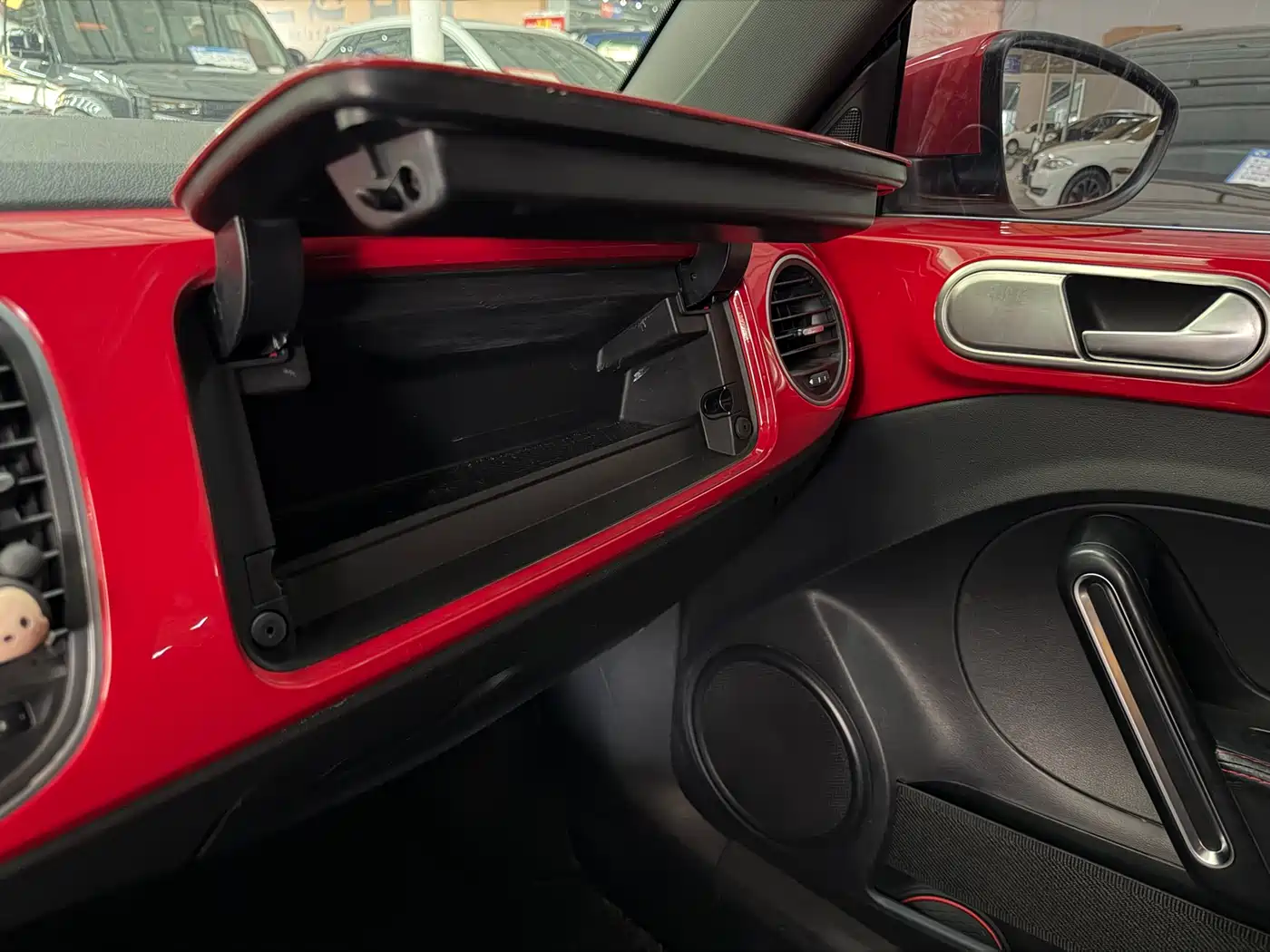 Volkswagen Beetle 2018 180TSI Trend Joy Edition фото 15