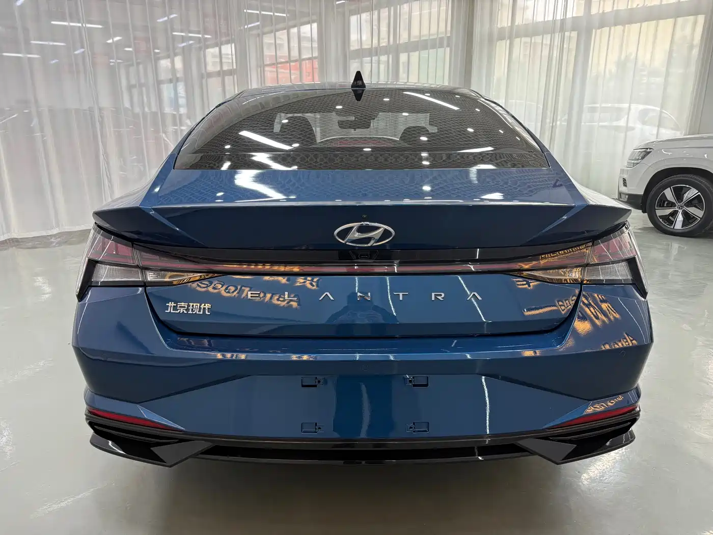 Hyundai Elantra 2022 1.5L CVT LUX Premium Edition фото 5