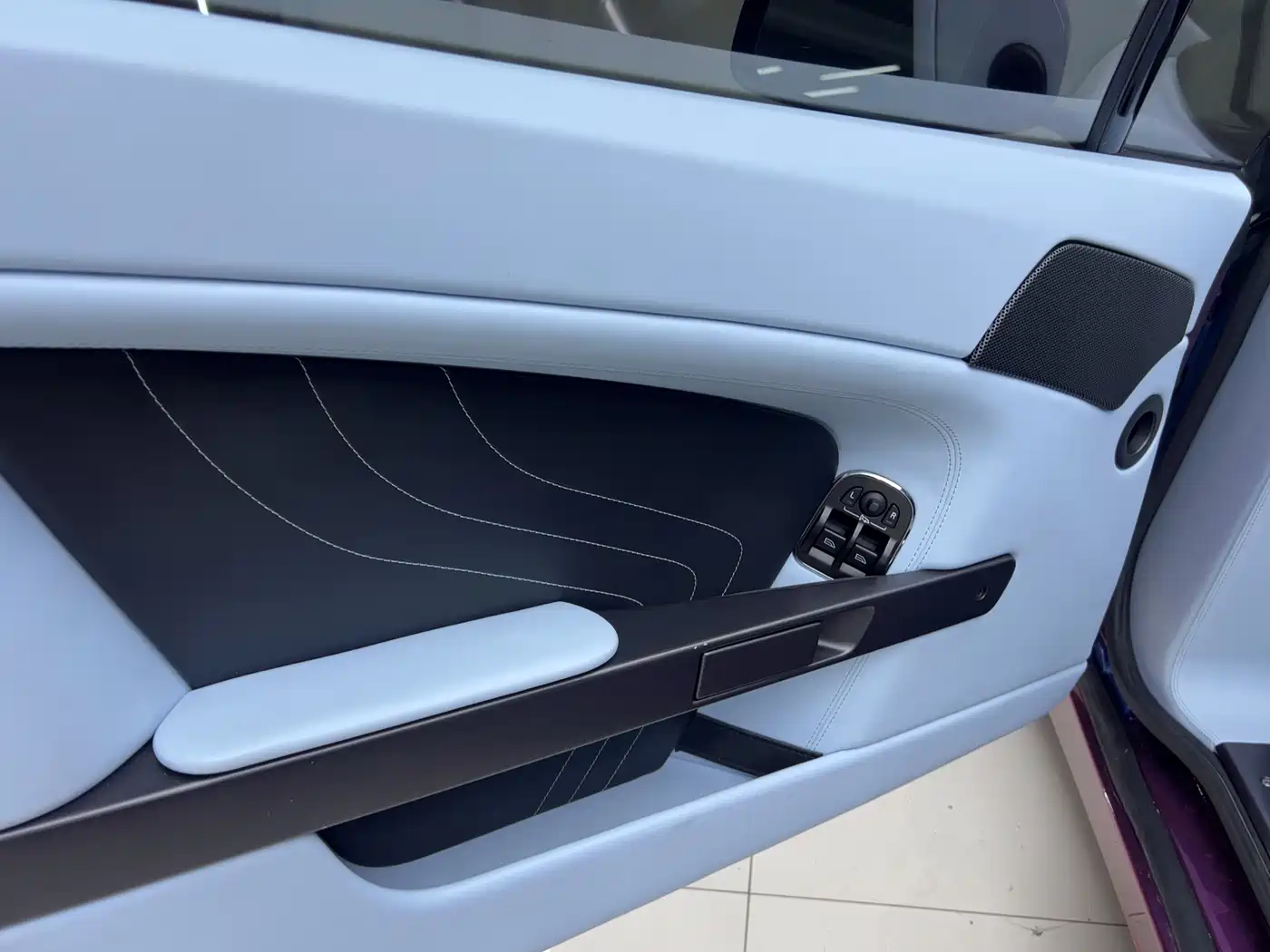 Aston Martin V8 Vantage 2011 4.7L Sportshift Coupe фото 7