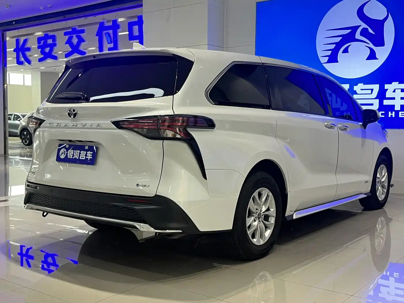 Toyota Granvia 2024 2.5L Hybrid Comfort фото 18