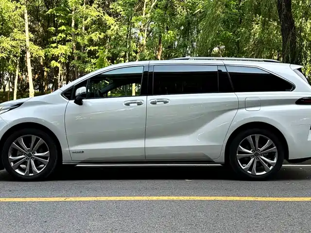 Toyota Sienna 2024 2.5L Hybrid Premium Edition — фото 5