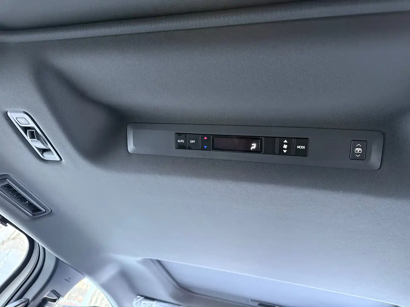 Toyota Granvia 2024 2.5L Hybrid Premium PLUS 4WD Edition фото 17