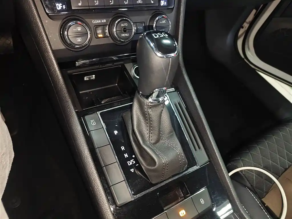 Škoda Superb 2016 TSI280 DSG Pioneer Edition фото 14