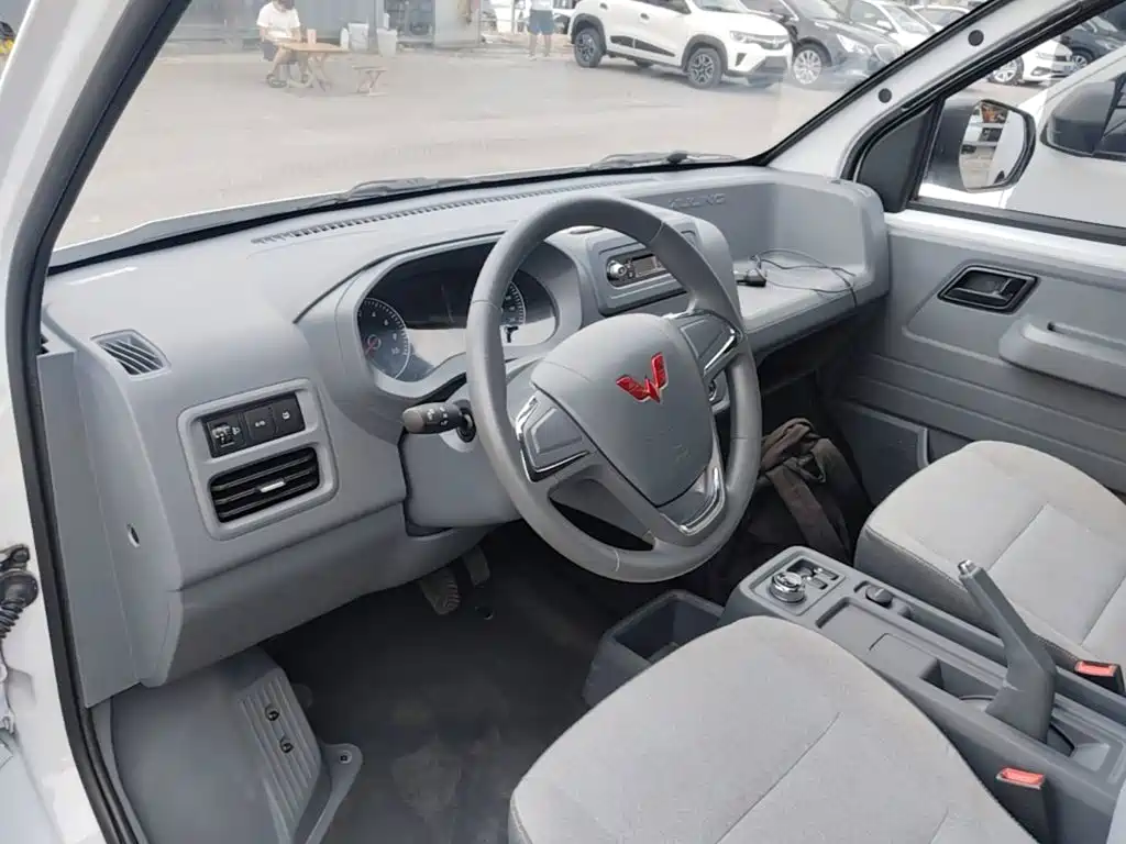 Wuling Motors Wuling Yangguang 2025 2024 300KM Comfort Bus Version 75kW