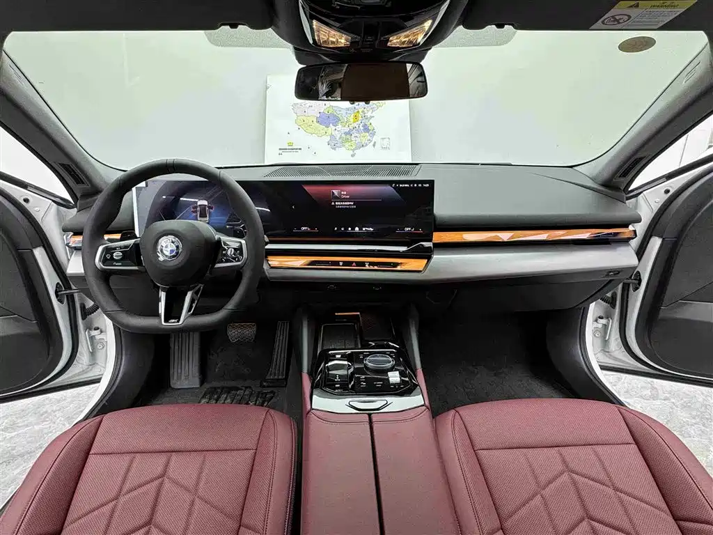 BMW 5 Series 2025 530Li xDrive M Sport Package фото 10