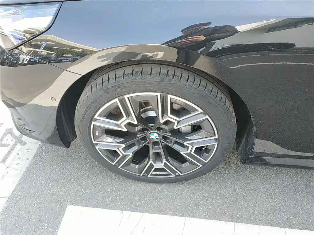 BMW 5 Series 2026 530Li Exclusive M Sport Package фото 25