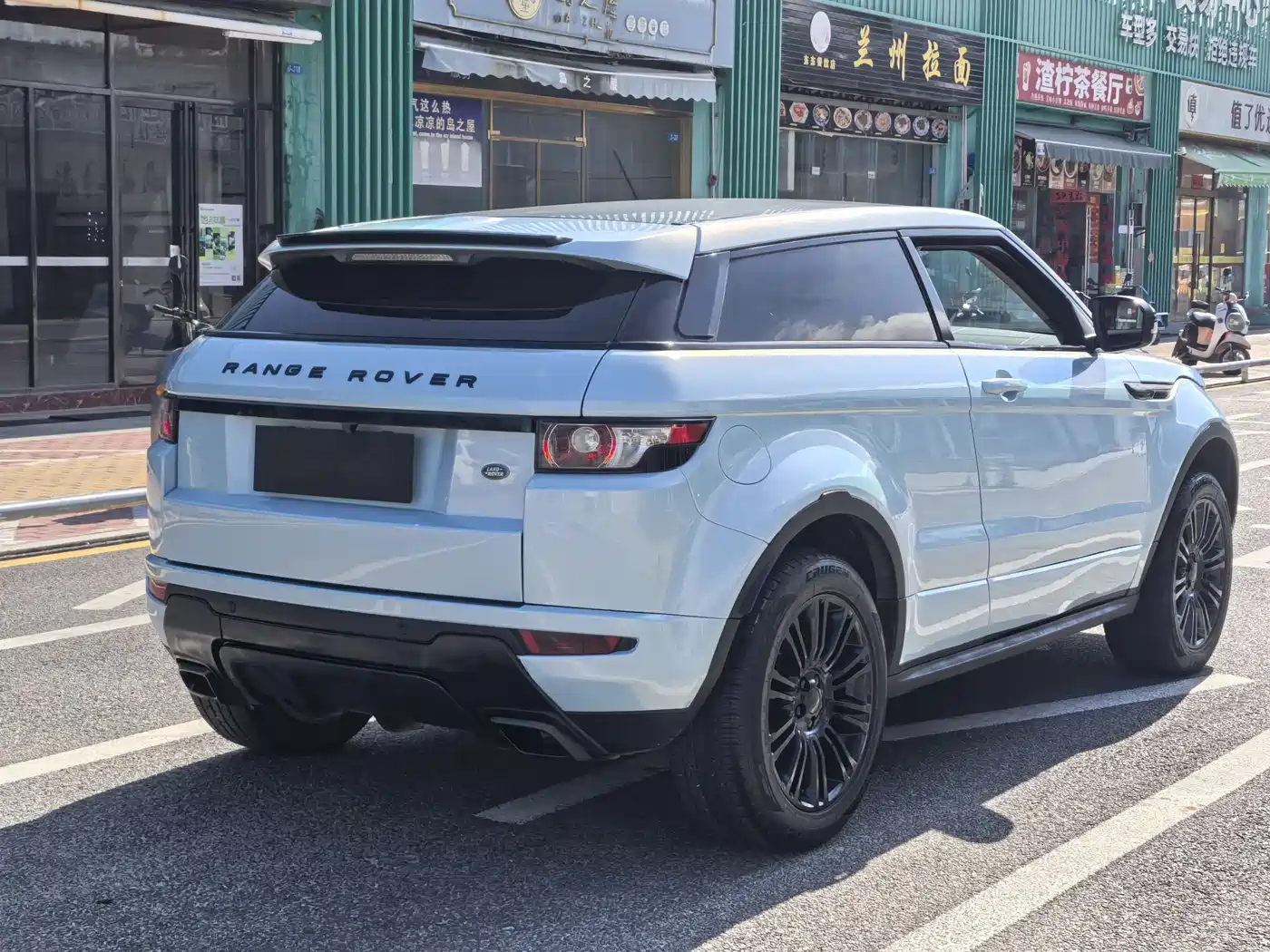 Land Rover Range Rover Evoque (Import) 2012 2.0T 3-door Premium Edition фото 20