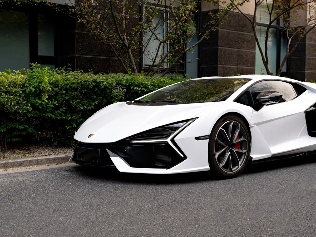 LAMBORGHINI REVUELTO