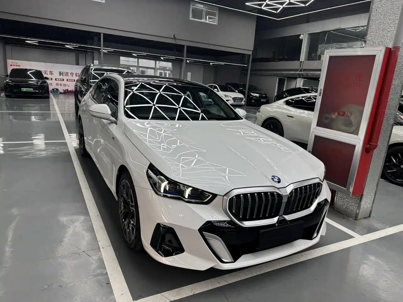 BMW 5 Series 2025 530Li Leading Luxury Package фото 3