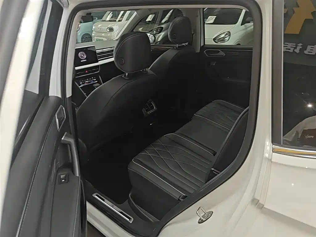 Volkswagen Tiguan L 2024 330TSI Automatic 2WD R-Line Premium Enjoyment Edition фото 13