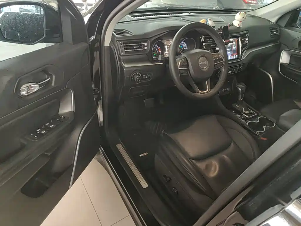 Photo 16 - Jeep Grand Commander