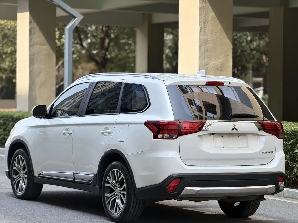 Mitsubishi Outlander 2018 2.0L 2WD Glory Edition 5-seater фото 8