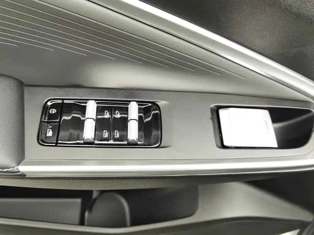 Фото 9 - Geely Atlas