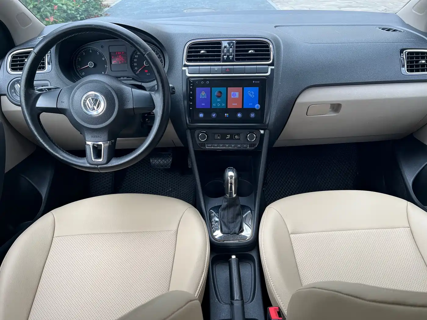 Volkswagen Polo 2011 1.4L Automatic Cool Edition фото 6